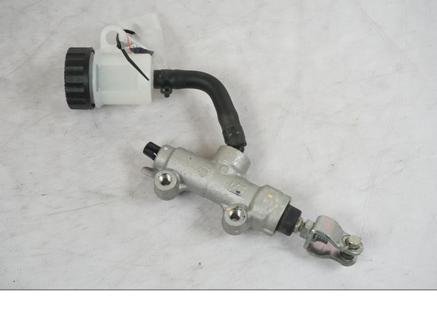 Framsidan på Bromshuvudcylinder från en Kawasaki Z 900 -2019 motorcykel.