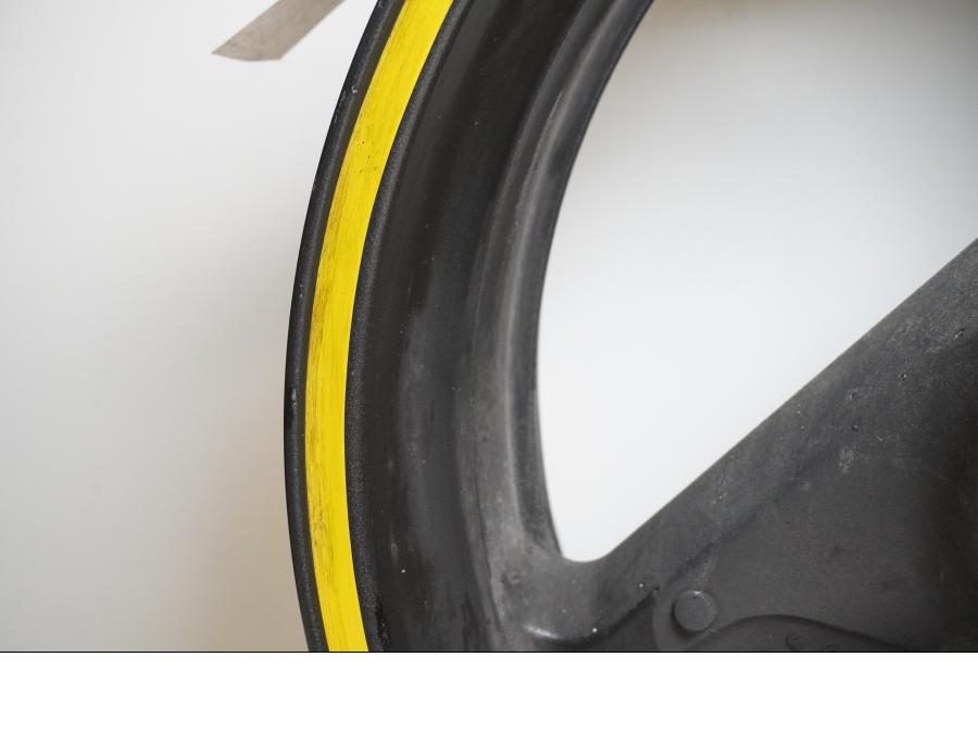 Snett nerifrån på Fälg från en Honda VTR 1000 F -1997 motorcykel.