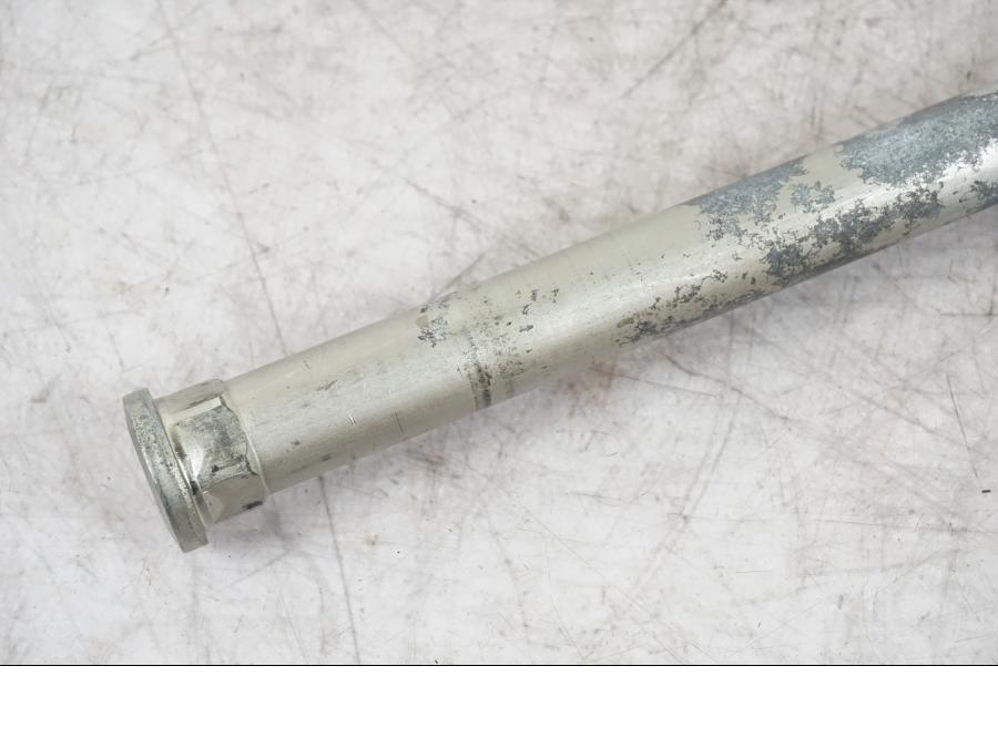 Vänster sida på Axel från en Kawasaki ZX-6R -2006 motorcykel.