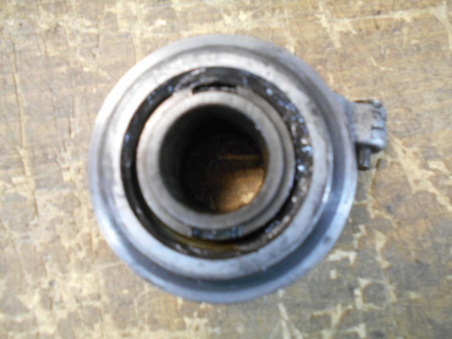 Baksidan på Hastighetsdrivning från en Triumph Speed Triple -2001 motorcykel.