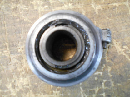 Baksidan på Hastighetsdrivning från en Triumph Speed Triple -2001 motorcykel.