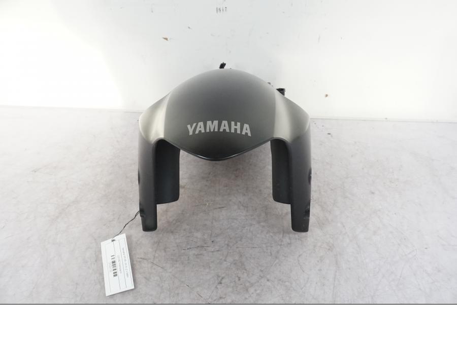 Snett uppifrån på Framskärm från en Yamaha MT-09 -2024 motorcykel.