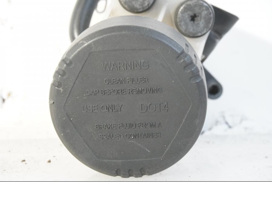 Vänster sida på Bromsvätskebehållare från en BMW F 800 GS -2008 motorcykel.