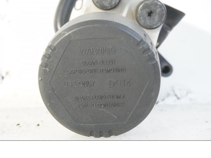 Vänster sida på Bromsvätskebehållare från en BMW F 800 GS -2008 motorcykel.