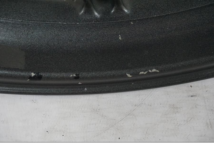 Höger sida på Fälg från en Honda CB 750 -1996 motorcykel.