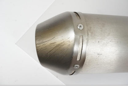 Snett nerifrån på Ljuddämpare från en Aprilia RSV 1000 -2008 motorcykel.