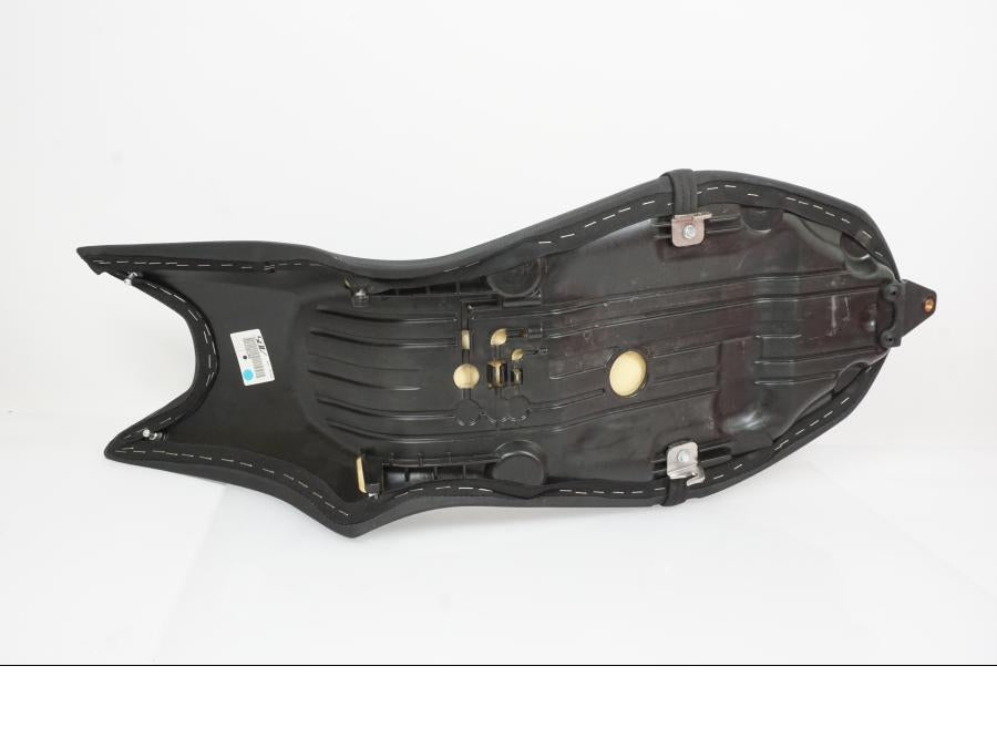 Vänster sida på Sadel från en Ducati Hypermotard -2020 motorcykel.