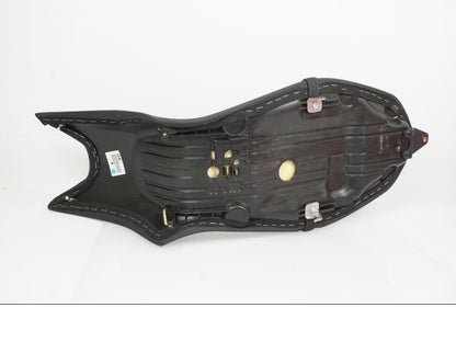 Vänster sida på Sadel från en Ducati Hypermotard -2020 motorcykel.