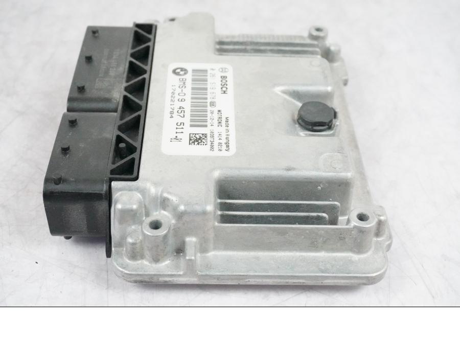 Baksidan på Motronic styrenhet från en BMW R 1250 GSA -2021 motorcykel.