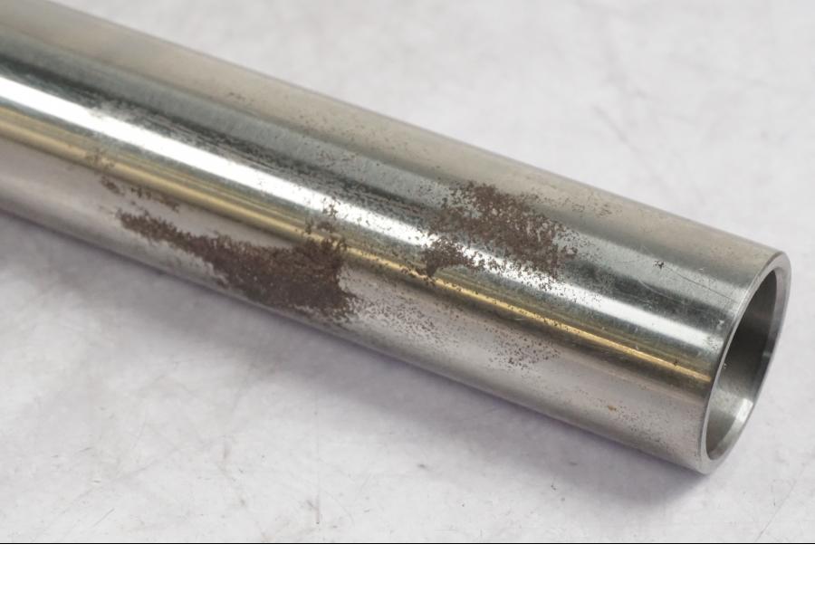 Baksidan på Gaffelben från en Suzuki RE5 -1980 motorcykel.