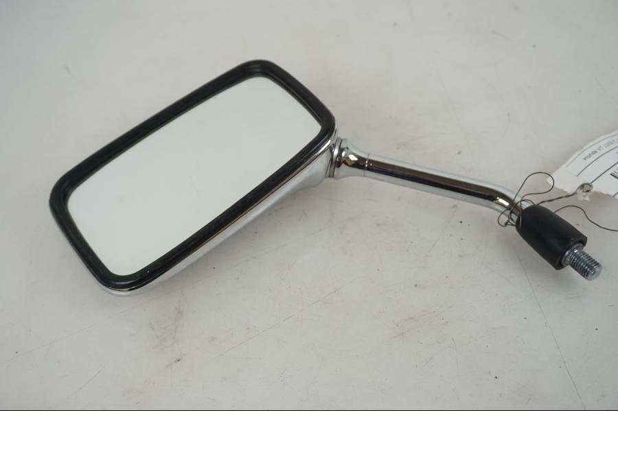 Framsidan på Backspegel från en Honda VT 1100 C -1995 motorcykel.