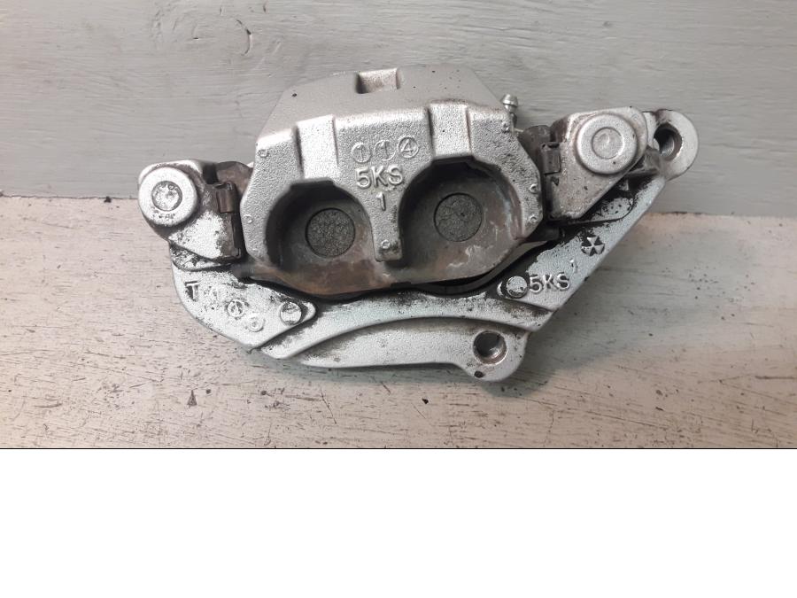 Baksidan på Bromsok från en Yamaha XVS 1100 -2001 motorcykel.