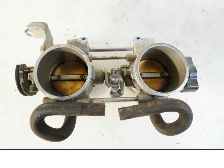 Vänster sida på Spjällhus från en BMW F 800 GS -2008 motorcykel.