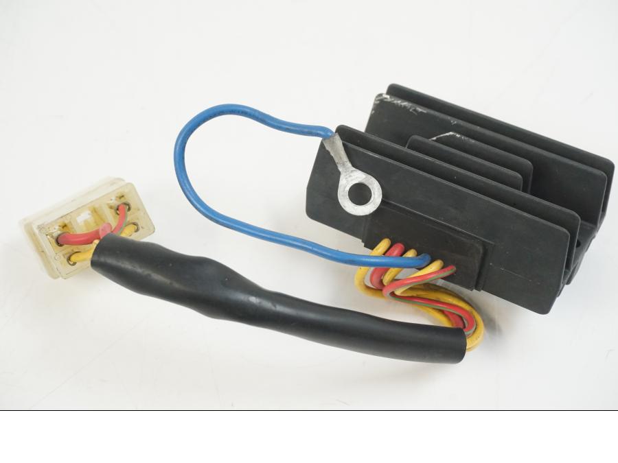 Höger sida på Likriktare från en Aprilia RS 125 -2008 motorcykel.