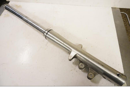 Framsidan på Gaffelben från en Suzuki VL 800 -2004 motorcykel.