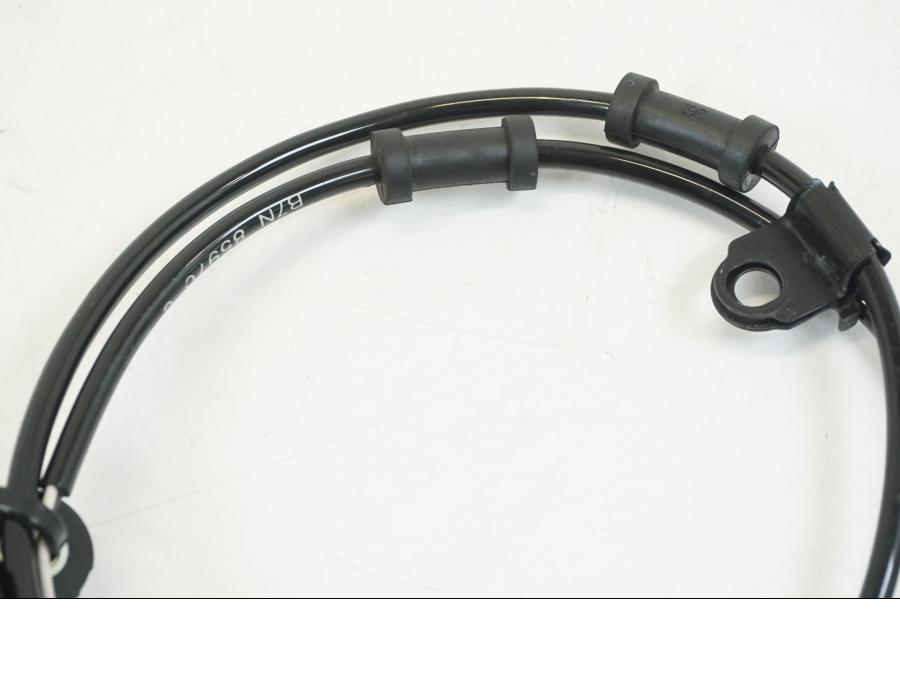 Snett nerifrån på ABS givare från en Yamaha MT-09 Tracer -2021 motorcykel.