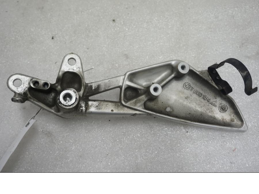 Baksidan på Fotpinnefäste från en BMW K 1300 R -2011 motorcykel.