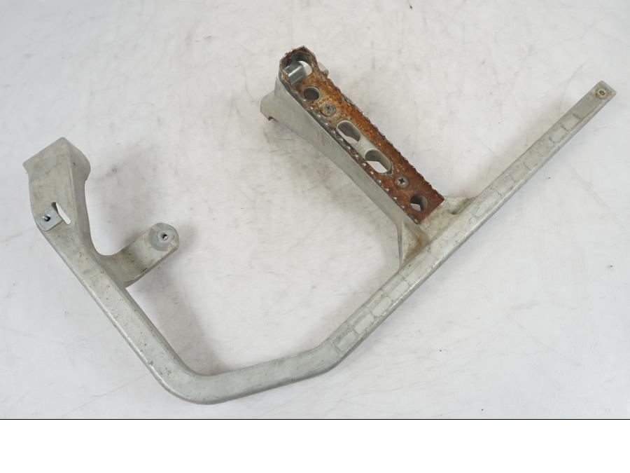 Framsidan på Fotpinnefästesbåge från en Suzuki LTA 750 XP E -2009 motorcykel.