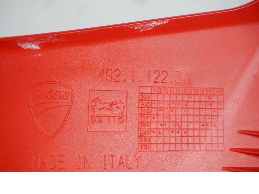 Höger sida på Sidopanel från en Ducati Multistrada 1260 s -2016 motorcykel.