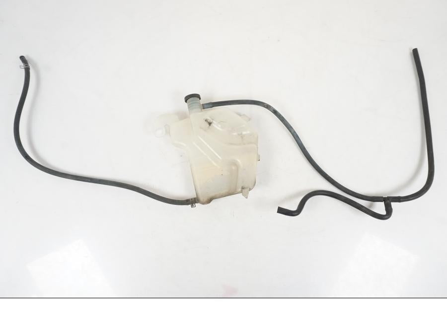 Framsidan på Vattenexpansionskärl från en Suzuki SV 650 S -2005 motorcykel.