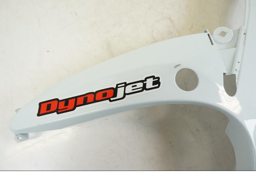 Snett nerifrån på Sidkåpa från en Suzuki GSX-R 750 -2008 motorcykel.