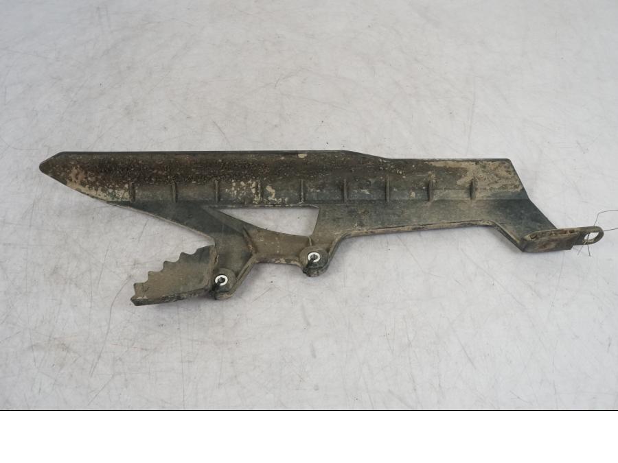 Vänster sida på Kedjeskydd från en KTM 1290 Super Adventure R -2018 motorcykel.