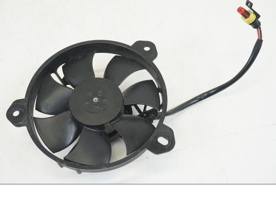 Framsidan på Vattenkylfläkt från en Ducati Hyperstrada -2013 motorcykel.