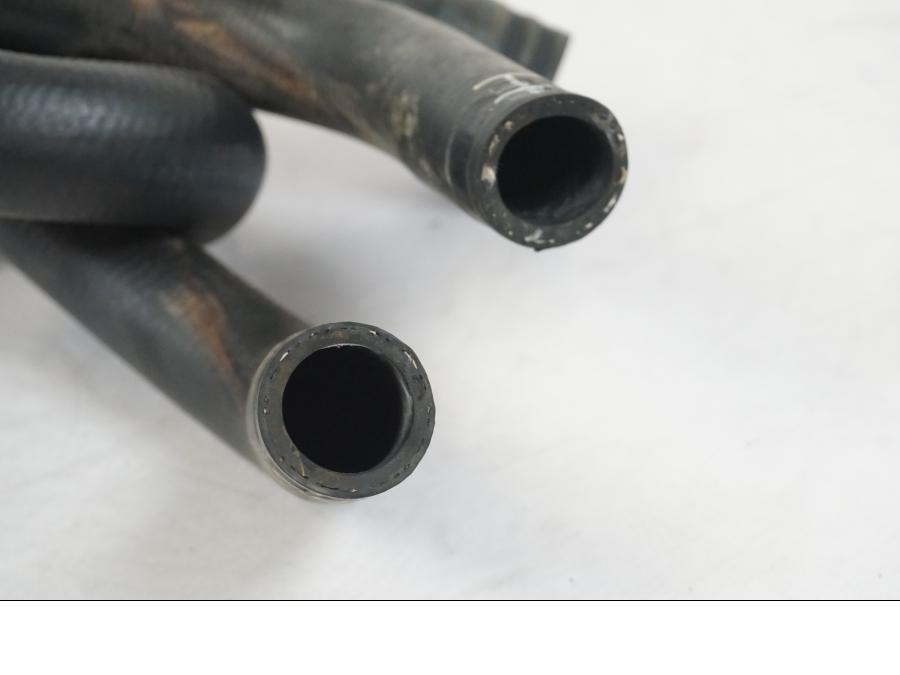 Snett uppifrån på Vattenkyl Slang Set från en KTM 1290 Super Duke R -2022 motorcykel.