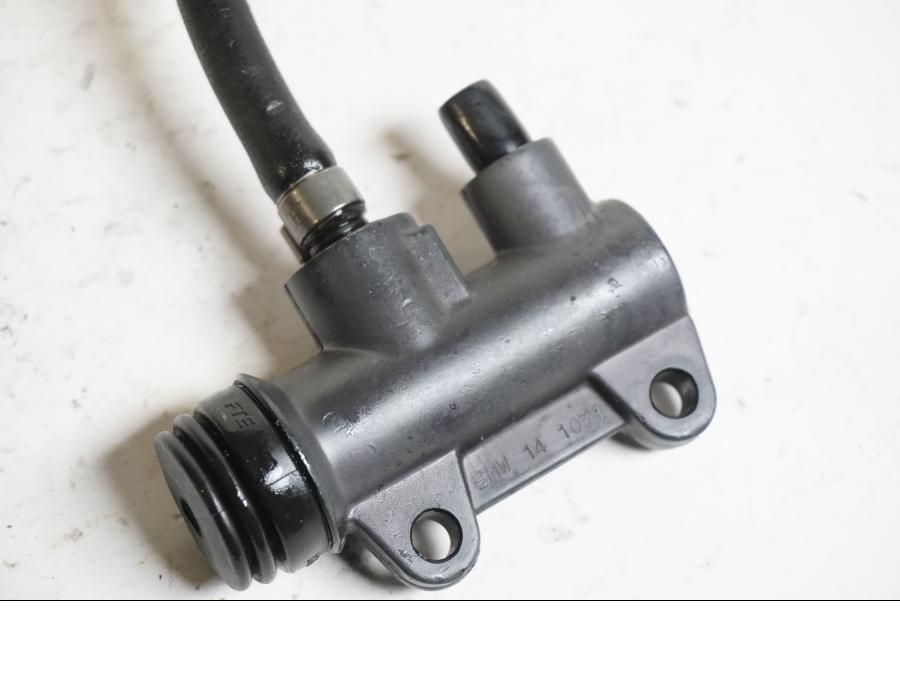 Vänster sida på Bromshuvudcylinder från en BMW R 1150 RS -2002 motorcykel.