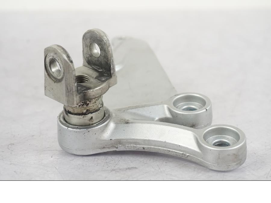 Vänster sida på Fotpinnefäste från en Suzuki GSX-R 750 -2006 motorcykel.