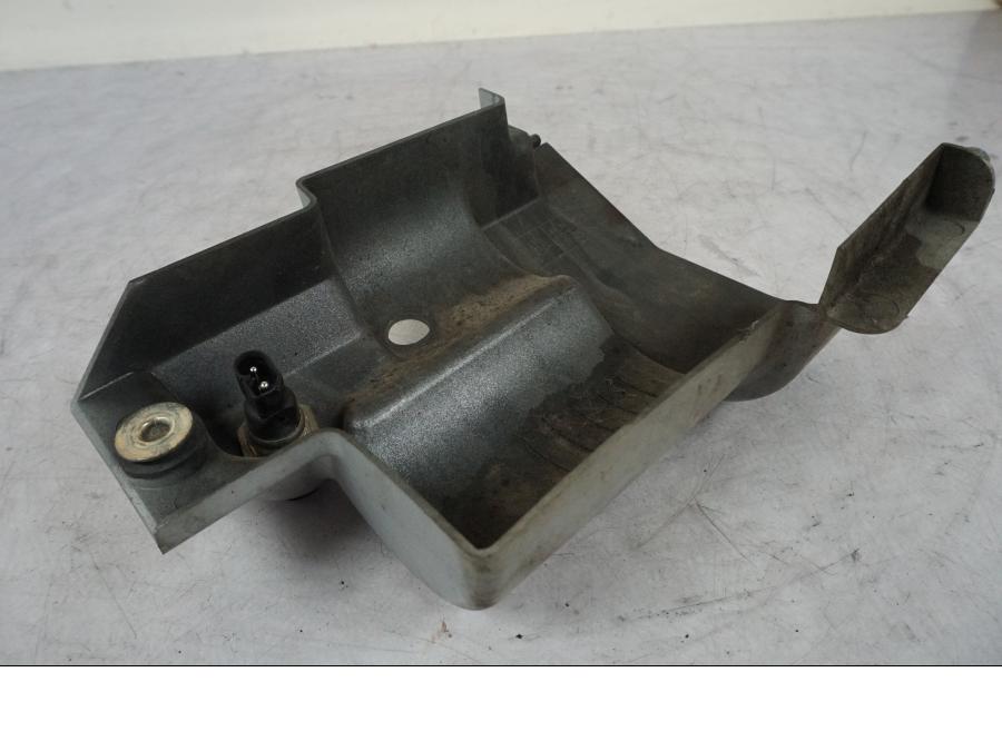 Snett nerifrån på Startmotorkåpa från en BMW R 850 R -2004 motorcykel.