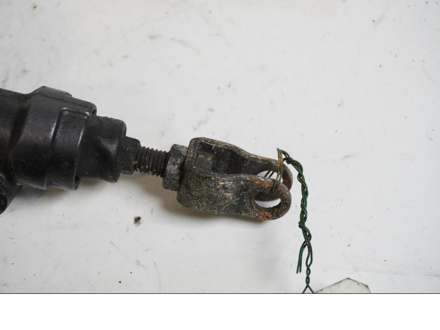 Höger sida på Bromshuvudcylinder från en Kawasaki GPX 750 R -1987 motorcykel.