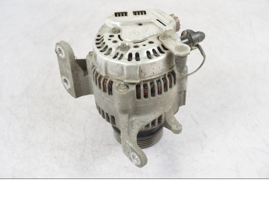 Höger sida på Generator från en BMW R 1200 GS -2005 motorcykel.