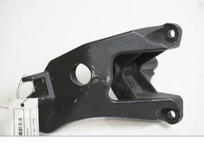 Framsidan på Fotpinnefäste från en Suzuki M 1800 -2009 motorcykel.