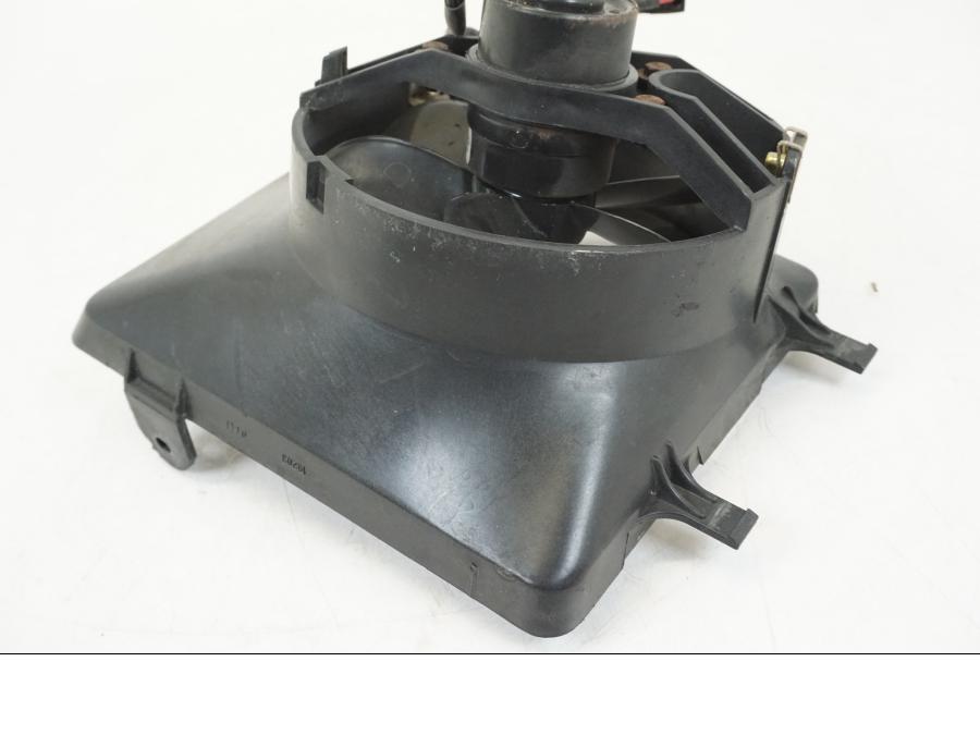 Höger sida på Vattenkylfläkt från en BMW K 1200 LT -2004 motorcykel.