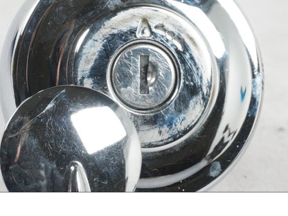 Extrabild3 på <p>Låssats från Kawasaki VN 900 Classic 2008.</p>

<p>Tändningslås, tanklock, sadellås och 1st nyckel.</p> motorcykel.