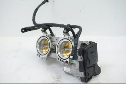 Höger sida på Spjällhus från en Aprilia RSV 1000 -2010 motorcykel.