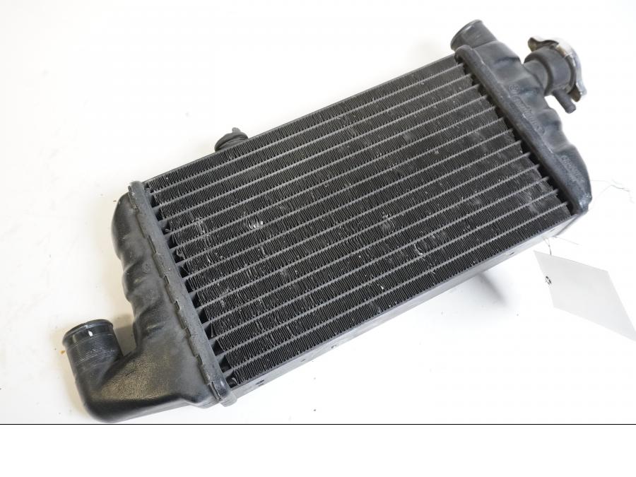 Vänster sida på Vattenkyl från en BMW K 1200 LT -2004 motorcykel.