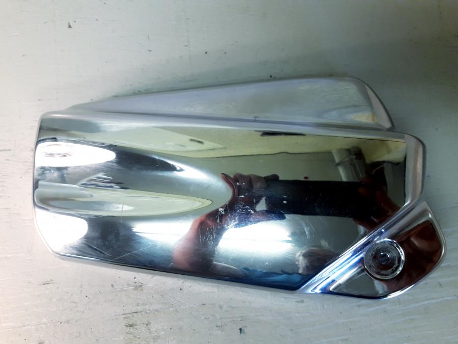 Framsidan på Motorkåpa från en Yamaha XVS 1100 -2001 motorcykel.