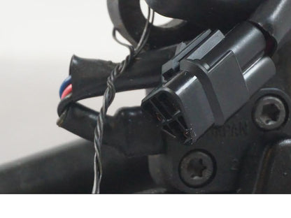 Snett nerifrån på Sidostöd från en KTM 1290 Super Duke R -2022 motorcykel.