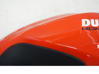 Vänster sida på Bensintankskåpa från en Ducati Monster 796 -2013 motorcykel.