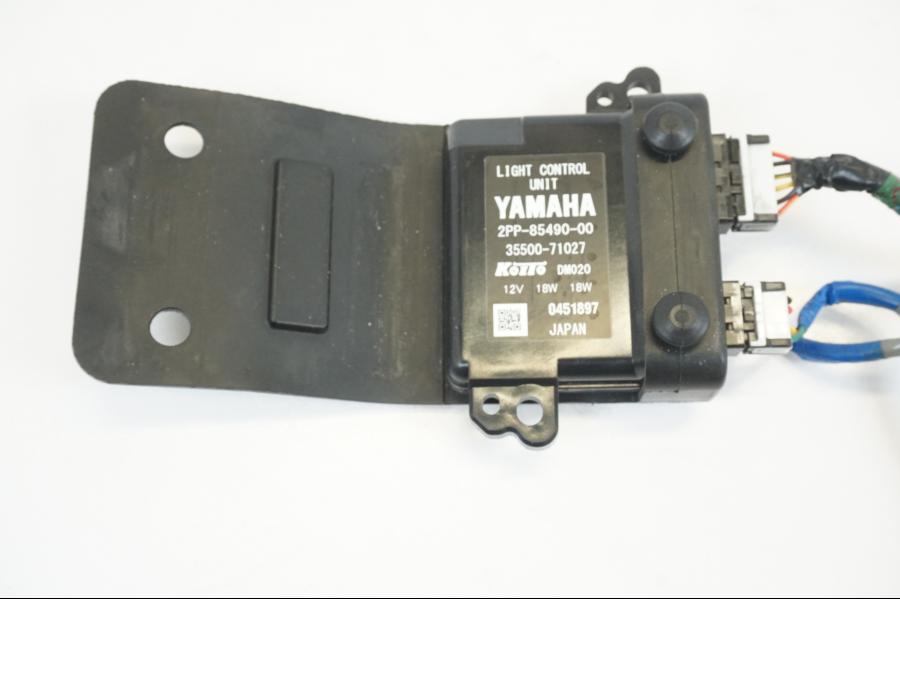 Baksidan på Strålkastarrelä från en Yamaha Tenere 700 -2020 motorcykel.