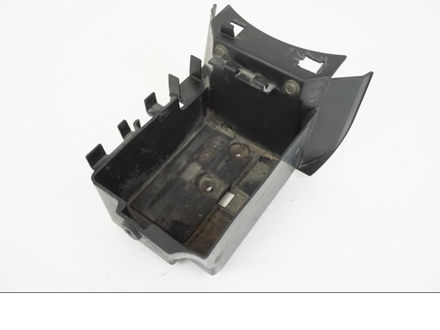 Framsidan på Batterihållare från en Kawasaki VN 1500 Mean Streak -2002 motorcykel.