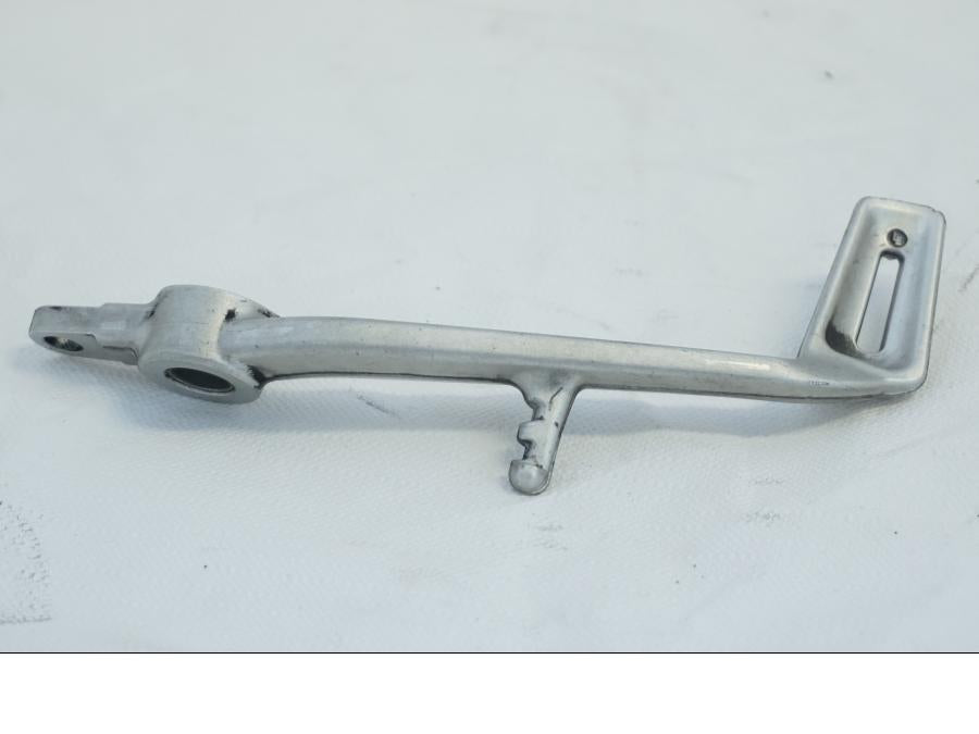 Baksidan på Bromspedal från en Triumph Daytona 675 -2010 motorcykel.