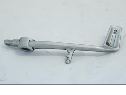 Baksidan på Bromspedal från en Triumph Daytona 675 -2010 motorcykel.