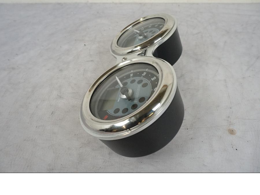 Höger sida på Instrumentpanel från en Triumph Bonneville T120 -2021 motorcykel.