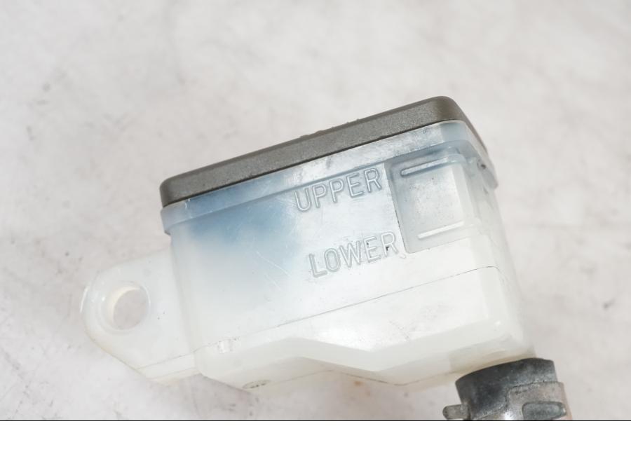 Baksidan på Bromshuvudcylinder från en Suzuki GSX-S 1000 -2017 motorcykel.