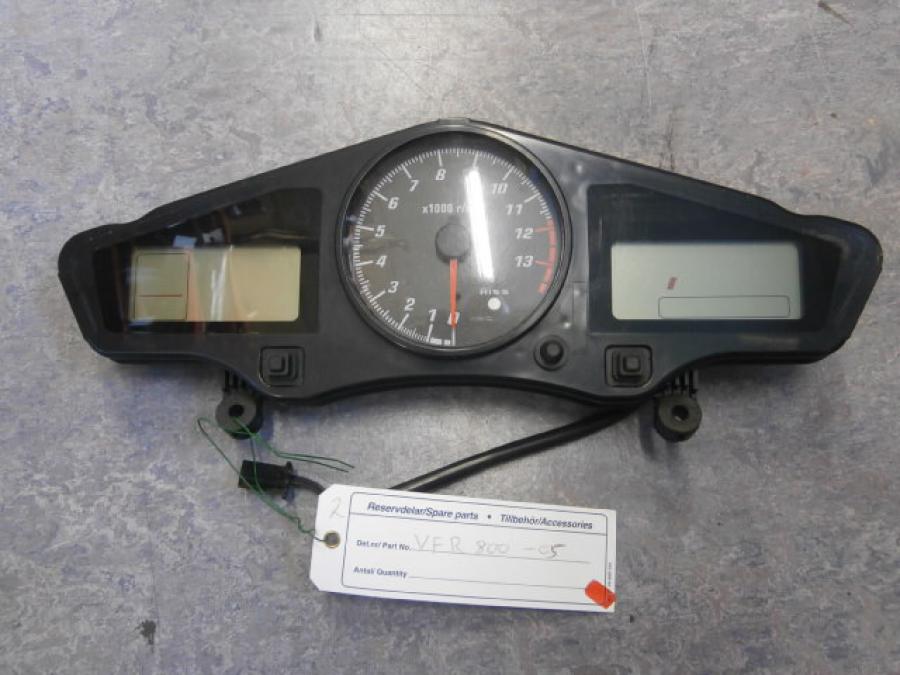 Framsidan på Instrumentpanel från en Honda VFR 800 -2005 motorcykel.