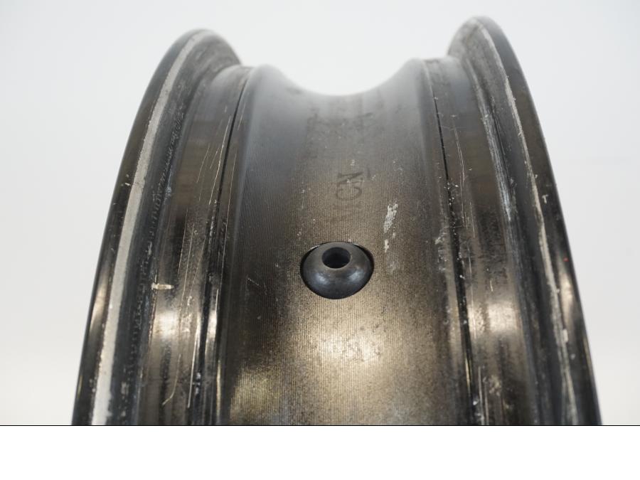 Extrabild6 på Fälg från en Honda CB 750 -2002 motorcykel.