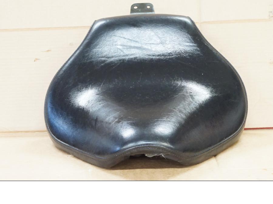 Framsidan på Sadel från en Yamaha XVS 1100 -2000 motorcykel.